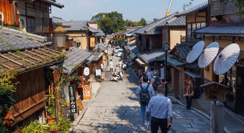 Walking Tour In The Geisha District In Kyoto