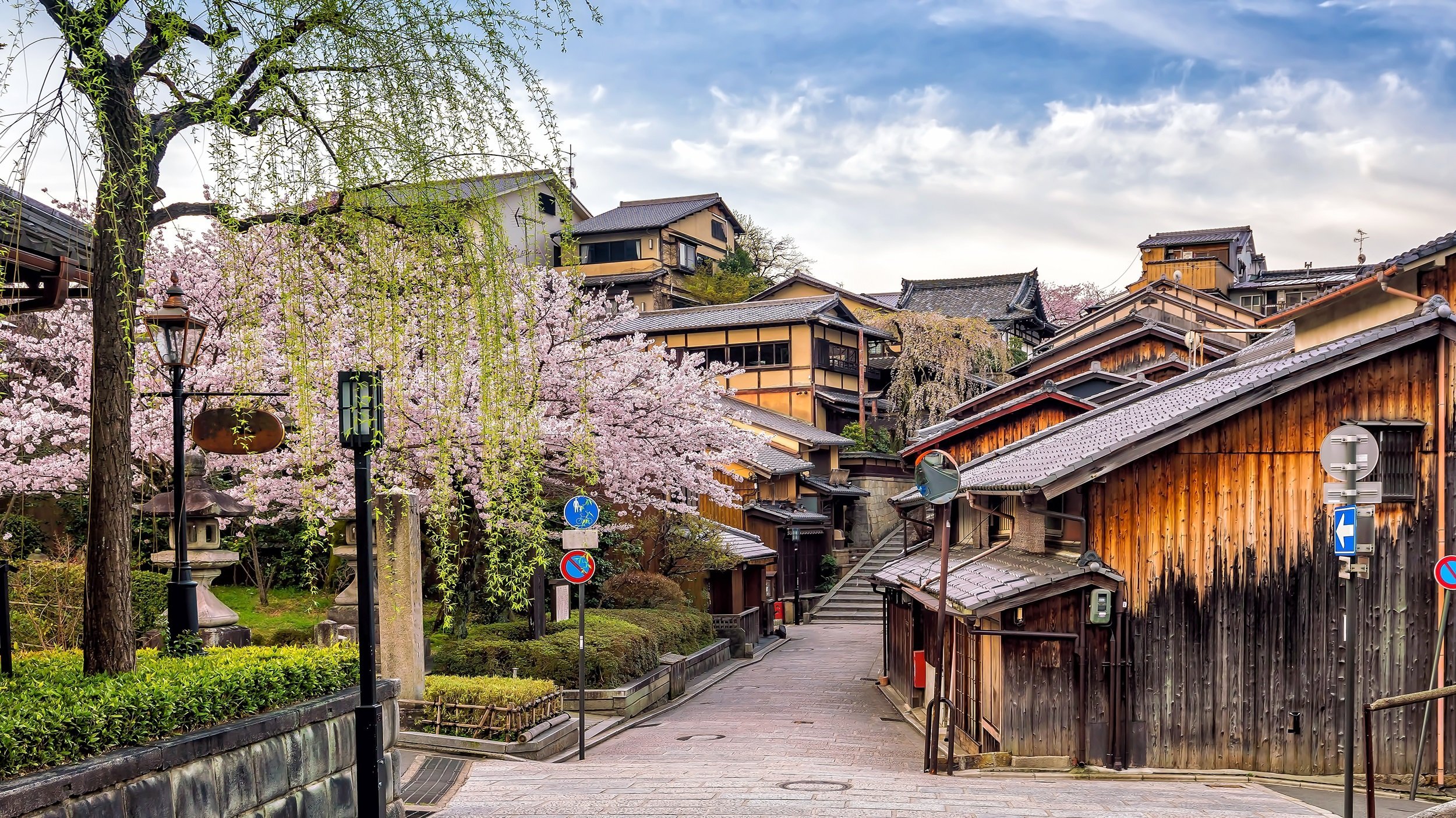 11 Day Budget Japan Tour - Old Town Kyoto, The Higashiyama District During Sakura Season In Japan